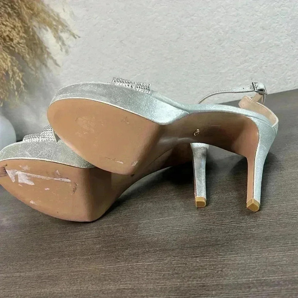 PELLE MODA Onora T-strap Sandal In Platinum Size 10M - Picture 9 of 10